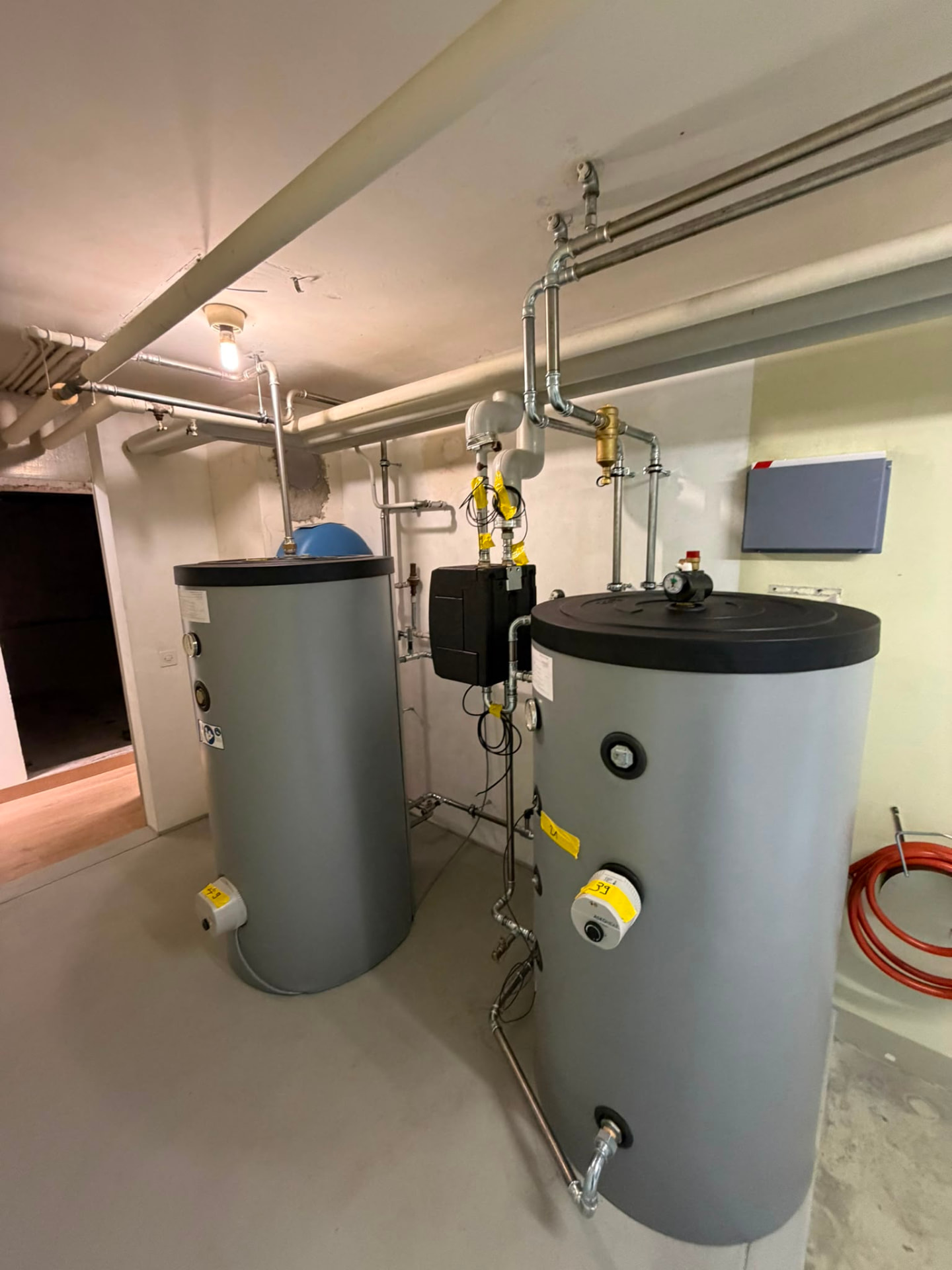 Zwei Speicher mit neuer Heizungsinstallation