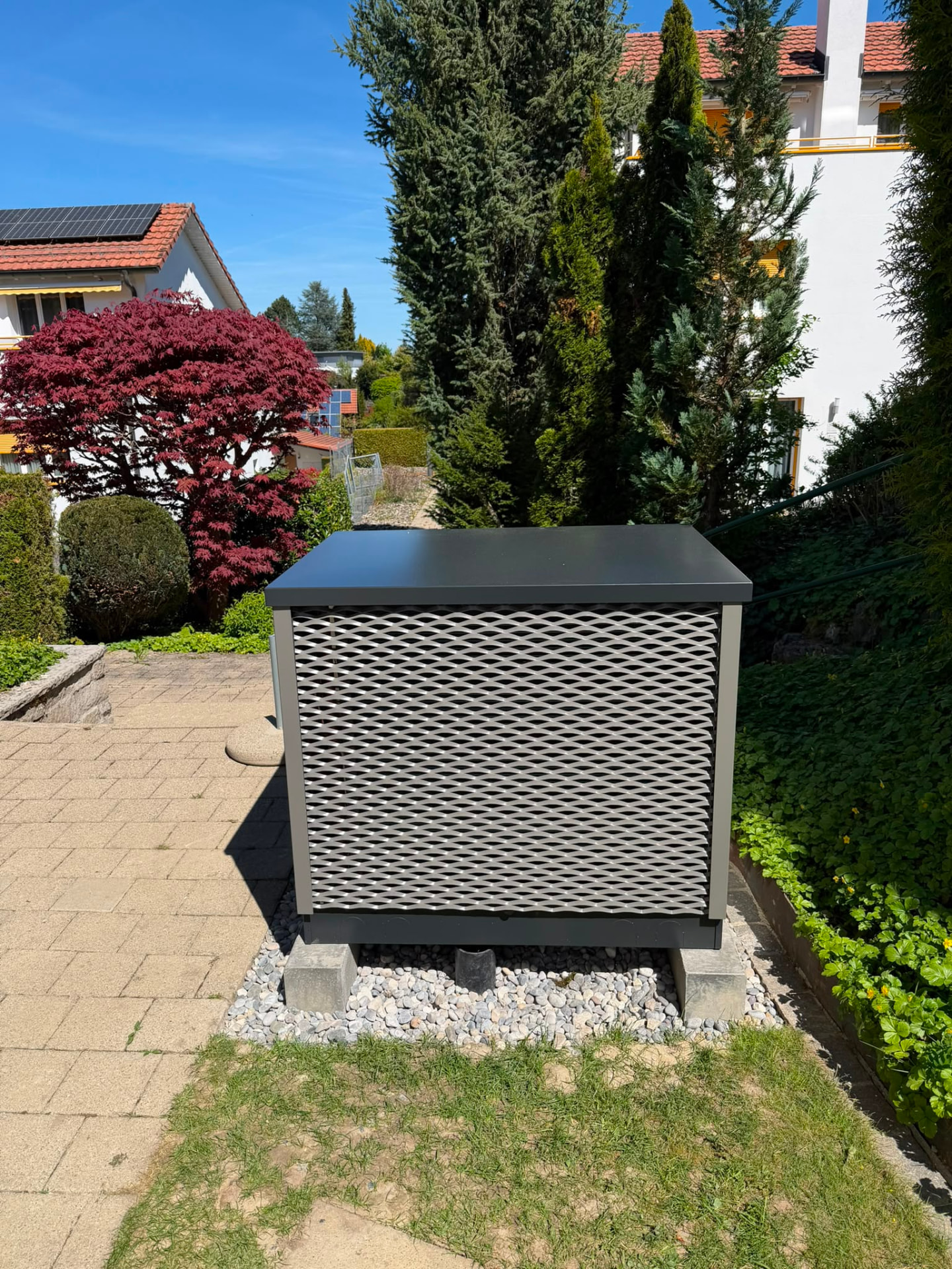 Aussen aufgestellte Wärmepumpe an einem Wohnhaus